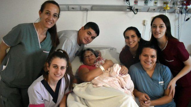 Abigaíl Ayala junto a su mamá Candela, su papá y las médicas y enfermeras del área de maternidad Abigaíl Ayala junto a su mamá Candela, su papá y las médicas y enfermeras del área de maternidad