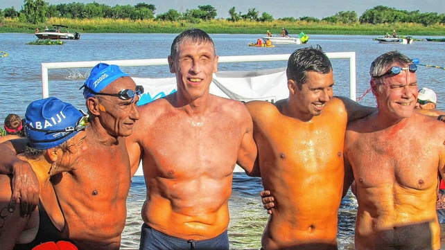 El sanjavierino Mart&iacute;n Carrizo y Diego Degano en el circuito costero de aguas abiertas.