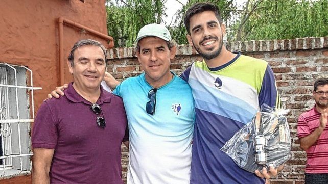El profesor Raúl Araya, director de deportes provincial, junto a Cristian Resek, y al ganador del torneo en primera, Nicolás Strada de El Quillá.
