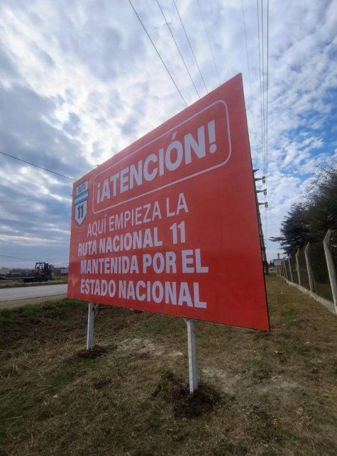 Carteles rojos y letras blancas para denunciar el 