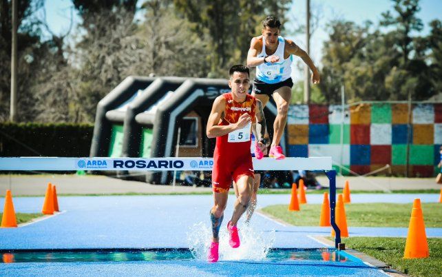 Charly Johnson de Monte Vera, consiguió el tercer lugar en los 3.000 con obstáculos en Rosario.  