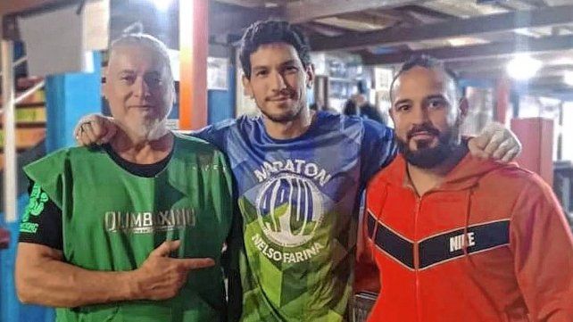 El deportista santafesino López Azcurra junto a sus entrenadores Osvaldo Salami y Walter Zóccola en Olimboxing.