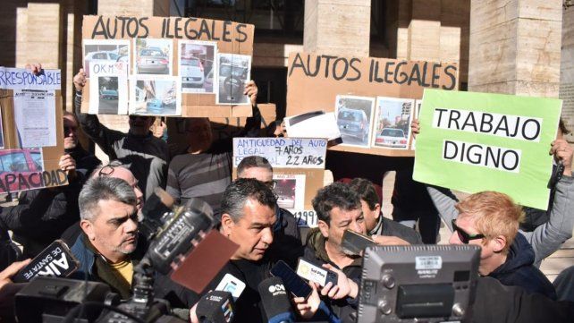 Taxistas y remiseros se manifestaron frente al municipio en una nueva prórroga para inscripciones de App de viajes y exigen el cumplimiento de la ordenanza de plataformas Taxistas y remiseros se manifestaron frente al municipio en una nueva prórroga para inscripciones de App de viajes y exigen el cumplimiento de la ordenanza de plataformas