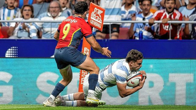 El full back de Los Pumas, el cordob&eacute;s Juan Cruz Mall&iacute;a, convierte un try ante la mirada del santafesino Estanislao Bay.