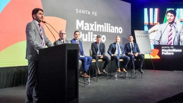 Pullaro junto a los representantes de las otras cinco provincias que conforman la Región Litoral.