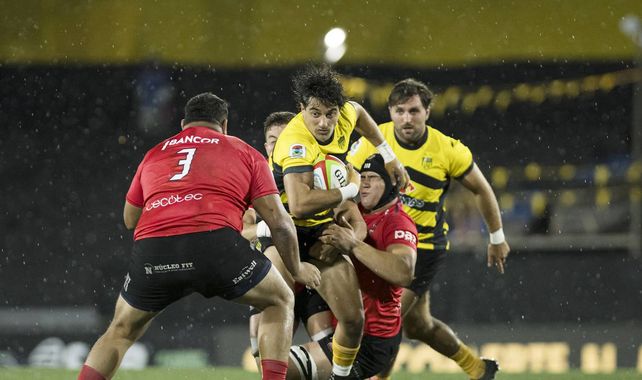 El equipo argentino cay&oacute; sobre el cierre ante la franquicia uruguaya, por 29-28, en el estadio Charr&uacute;a.