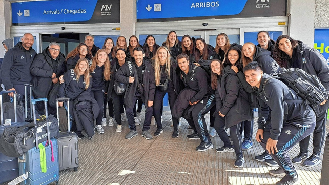 El seleccionado femenino de vóley arribó al aeropuerto de Sauce Viejo para afrontar el primer amistoso en Santa Fe. El seleccionado femenino de vóley arribó al aeropuerto de Sauce Viejo para afrontar el primer amistoso en Santa Fe.