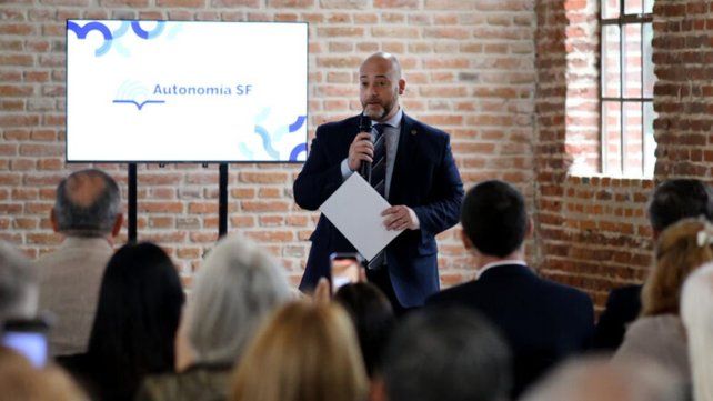 Bajo el lema “La ciudad, protagonista de su futuro”, organiza una agenda de trabajo para instrumentar el proceso de transición hacia la autonomía municipal y el posterior dictado de la Carta Orgánica local.