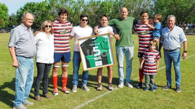 &nbsp;Duendes entreg&oacute; a la familia de Ra&uacute;l De Biaggio una camiseta en marcada con el n&uacute;mero en 5 en recuerdo al s&iacute;mbolo de Santa Fe Rugby.