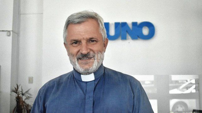 El padre Axel visitó al Diario UNO.