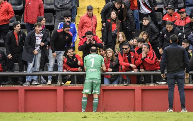 Marcos Díaz, a cara de perro con los hinchas de Colón.