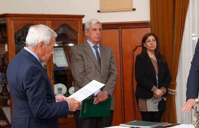 Eduardo Bordas se irá de su cargo de secretario de Gobierno de la Corte Suprema de Santa Fe. Eduardo Bordas se irá de su cargo de secretario de Gobierno de la Corte Suprema de Santa Fe.