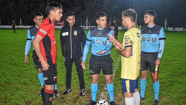 El &aacute;rbitro Maximiliano Manduca junto a los capitanes Genaro Braulio de Col&oacute;n y Joaqu&iacute;n Felizia de El Quill&aacute;.