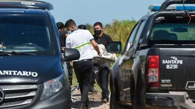 Un hombre y su beba fueron acribillados a balazos tras salir de un casamiento en Ibarlucea. Quemaron su auto y encontraron un cadáver dentro
