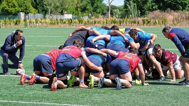 El head coach rosarino Pablo Bouza y Agust&iacute;n Creevy trabajando con el scrum de Los Leones.