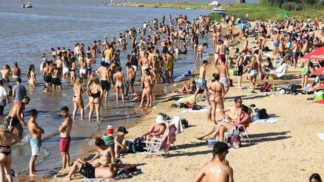 La cantidad de gente que todos los fines de semana asiste a las playas de la ciudad