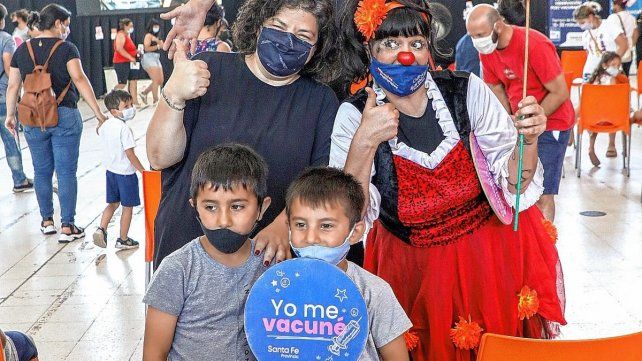 La ministra de Salud de la Nación, Carla Vizzotti, visitó el vacunatorio La Esquina encendida y destacó el importante avance que presenta la provincia, donde un 88,6% de su población total ya inició el esquema de vacunación y el 74,6% ya tiene las dos dosis.