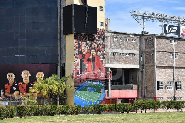 El mural en homenaje a los hinchas de Col&oacute;n est&aacute; casi listo. Foto: Jos&eacute; Busiemi / UNO Santa Fe
