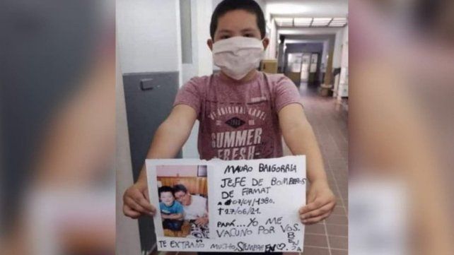 Benajmín se fue a vacunar y llevó un cartel para homenajear a su papá fallecido. 