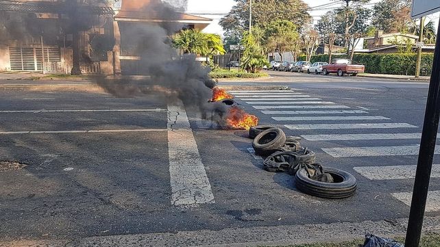 Reclamos de distintas organizaciones sociales frente al ministerio de Desarrollo Social de la provincia, sobre la Costanera 