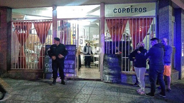 El carnicero, Carlos Seimandi, fue trasladado de su local en barrio Barranquitas al hospital Cullen.