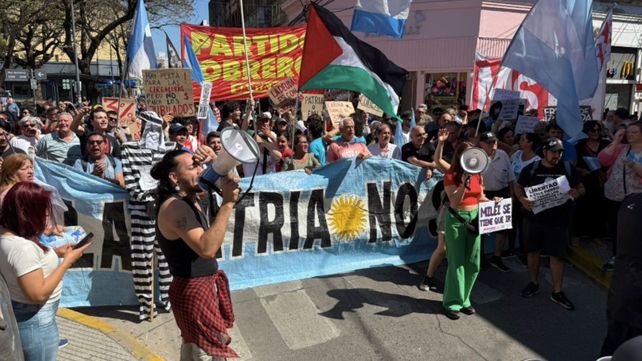 Tensión y disturbios en la peatonal de Santa Fe por la visita de Milei: opositores corrieron a militantes libertarios