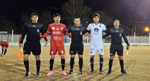 En cancha de Pe&ntilde;arol de Rafaela, la Liga Rafaelina dobleg&oacute; al seleccionado santafesino por 2 a 0.