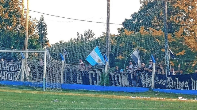 La polic&iacute;a debi&oacute; intervenir para calmar el vergonzoso accionar de la parcialidad visitante.