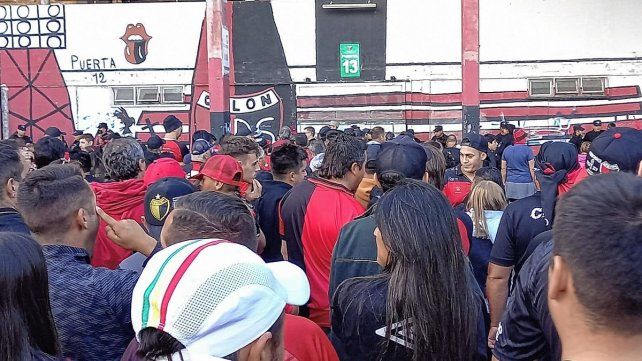 Muchos hinchas de Colón desde muy temprano se agolparon en el sector Este del Brigadier López. 