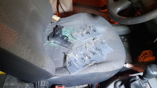 El arma que apareció en el auto de la víctima. Se investiga si fue la que se utilizó para matar a Pérez. 