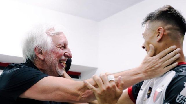 El presidente Jos&eacute; Alonso felicitando a Federico L&eacute;rtora en la zona de vestuarios tras el triunfo de Col&oacute;n.