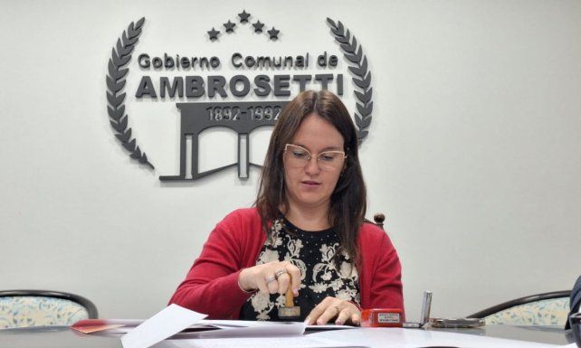 El senador provincial Felipe Michlig visitó la comuna de Ambrosetti, oportunidad en que se formalizó la firma de dos convenios para la adquisición de un tractor 0 km y obras en el cementerio local.