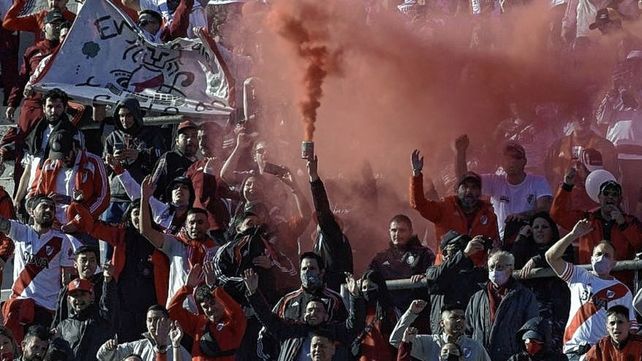 La justicia imputó a los presidentes de River y Vélez por exceso de público en sus estadios. 