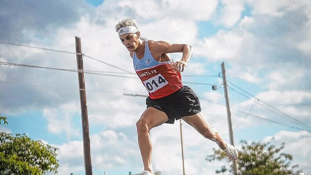 El santafesino Charly Johnson de Velocidad y Resistencia se qued&oacute; con la medalla de oro en los 3.000 metros con obst&aacute;culos. &nbsp;
