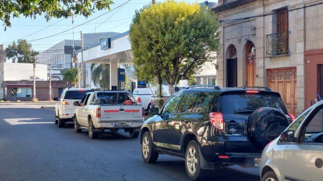 Largas filas en estaciones de servicio de la ciudad de Santa Fe ante el posible aumento de las naftas.