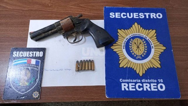 Dentro del inmueble, los agentes secuestraron un revólver calibre 32 en condiciones de uso y con seis proyectiles, quedando incorporado como prueba en la causa.