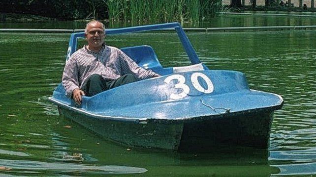 Lifschitz posa para La Capital en un bote del laguito Independencia en enero 2002