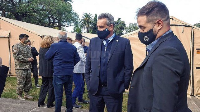 El ministro de Defensa de la Nación, Agustín Rossi, recorriendo el hospital Militar reubicable