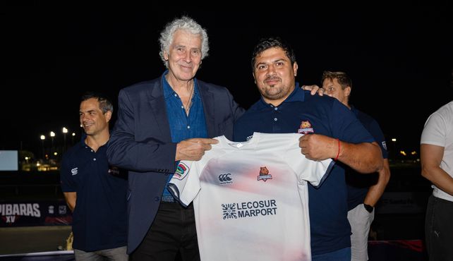 El presidente de la UAR, Gabriel Travaglini, junto al Chinchu Bustos y la camiseta de la franquicia litorale&ntilde;a.