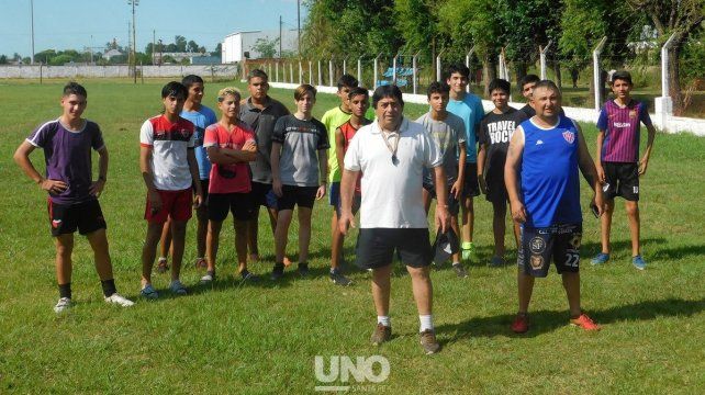 El director técnico de inferiores Gabriel Cétola junto a sus jugadores en pleno entrenamiento.