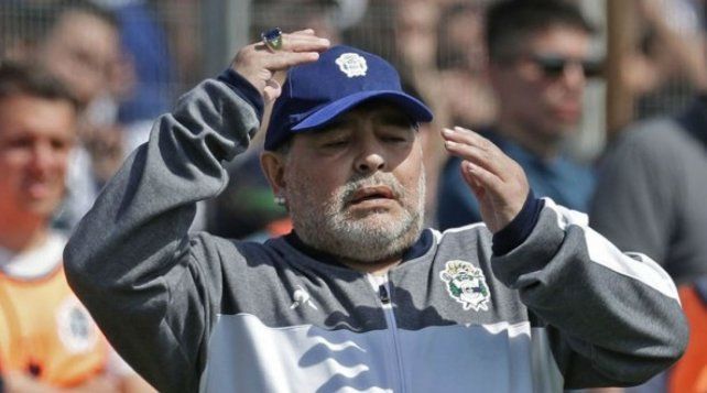 Diego Armando Maradona llega a las seis décadas y el mundo lo celebra. 