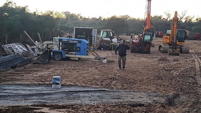 Integrantes del grupo Comunidad por la Naturaleza protesta frente a la obra del aulario de la UNL