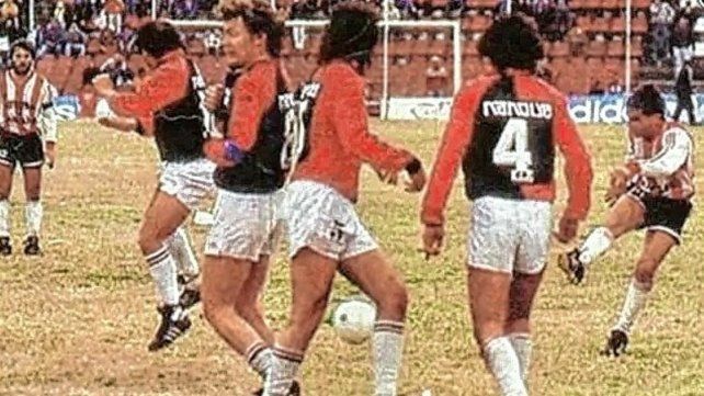 El 29 de julio de 1989, Unión le gana 1-0 a Colón con gol de Madelón para ascender a Primera División.