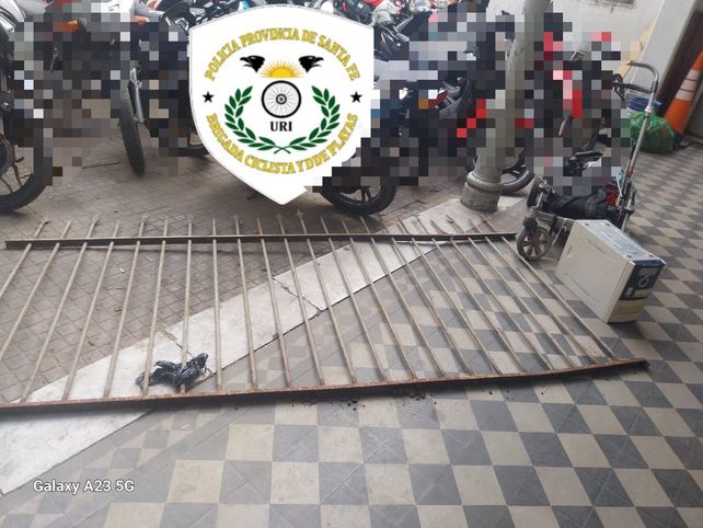 En Bº Candioti Sur, ni las rejas se salvan: fue aprehendido por llevarse una valla de la vieja traza del tren en calle Vélez Sarsfield En Bº Candioti Sur, ni las rejas se salvan: fue aprehendido por llevarse una valla de la vieja traza del tren en calle Vélez Sarsfield