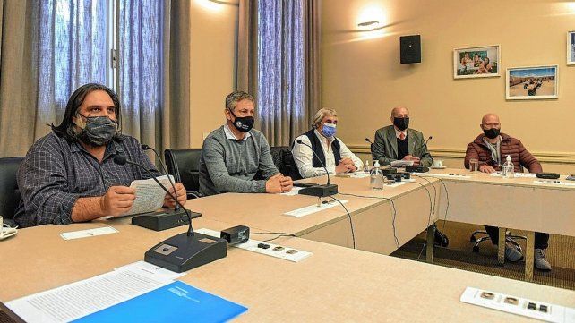 El ingreso inicial de un docente es el que se determina en la paritaria nacional y, luego, cada provincia puede mejorarlo si está en condiciones de reabrir la discusión. En la última paritaria federal, los cinco gremios docentes con representación nacional y el Gobierno habían acordado un aumento del 34,6 por ciento en tres tramos.