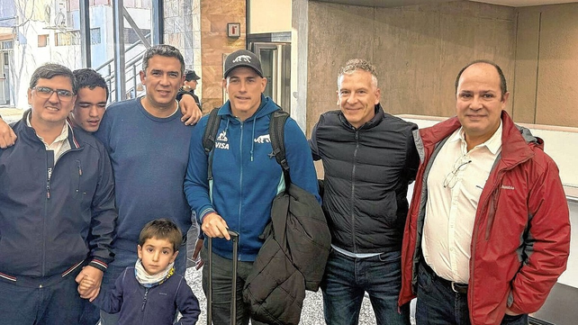 El head coach de Los Pumas, Felipe &nbsp;Contepomi, en el aeropuerto Domingo Faustino Sarmiento, donde fue recibido por fan&aacute;ticos.