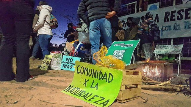 Integrantes del grupo Comunidad por la Naturaleza protesta frente a la obra del aulario de la UNL