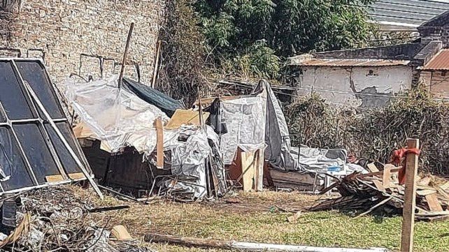 Asentamiento a pocos metros de la vía sobre terrenos ferroviarios ubicados entre Av. López y Planes y calle San Lorenzo al 3700.