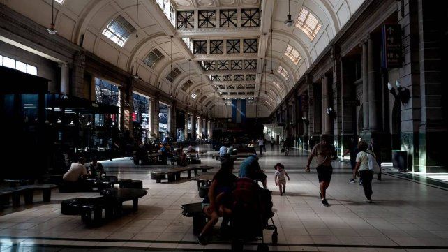 Estación de Retiro sin luz producto del apagón.