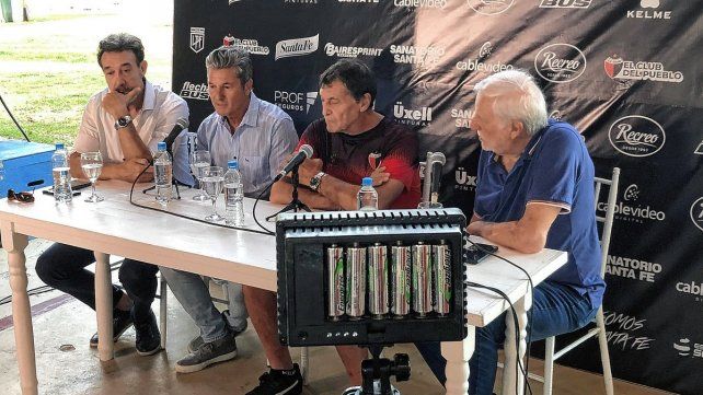 Julio Falicioni fue presentado como nuevo DT de Colón y habló de los objetivos, entre lo que sobresale la Copa Libertadores. Foto: @BrianWB10